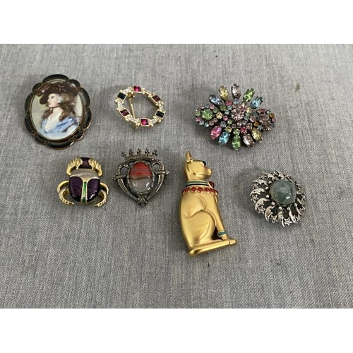 341 - 7 vintage costume brooches