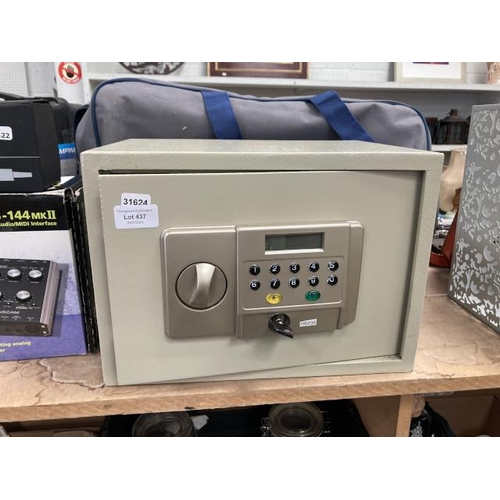 437 - Metal safe with key 35W 25H 25D (code unknown)