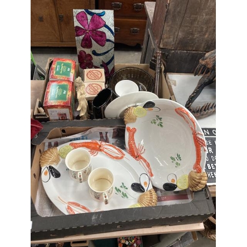 483 - Italian fish platter and matching serving bowl, 2 Past Times mugs 