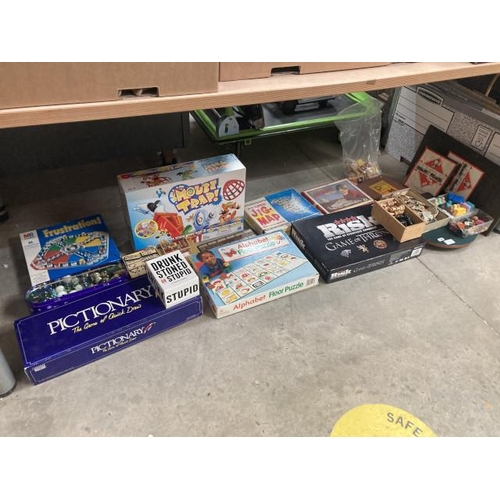 495 - Assorted games including Pictionary, Frustration, Mouse Trap, Risk Game of Thrones, jig saws etc