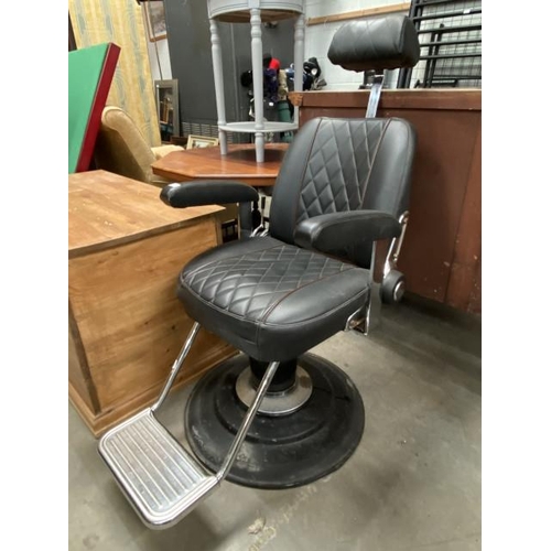 42 - TAKARA BELMONT Sportsman GT barbers chair in black