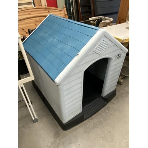 48 - Easipet dog house (plastic) 99H 91W 92D