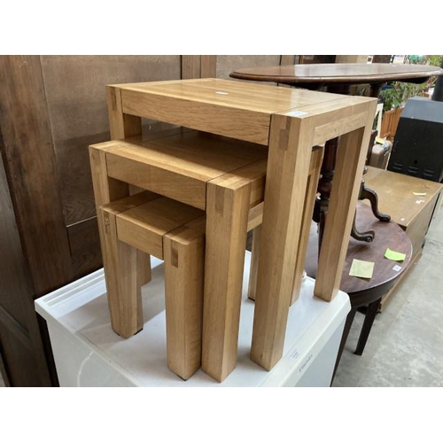 532 - JB Global nest of 3 oak tables 50H 46W 34D