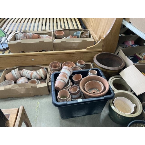 543 - Assorted terracotta and glazed planters in various sizes