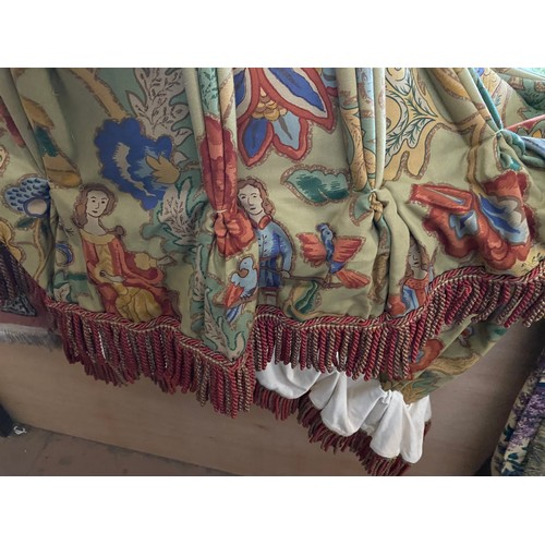 194 - Pair of good quality thermal lined curtains 140cm wide x 180cm drop