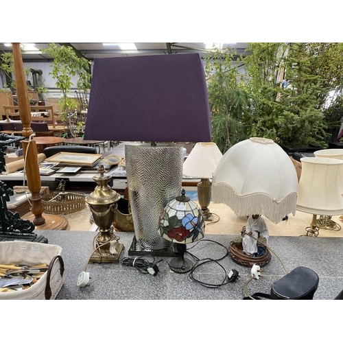 292 - 4 table lamps inc. Tiffany style, Japanese figurine, urn etc.