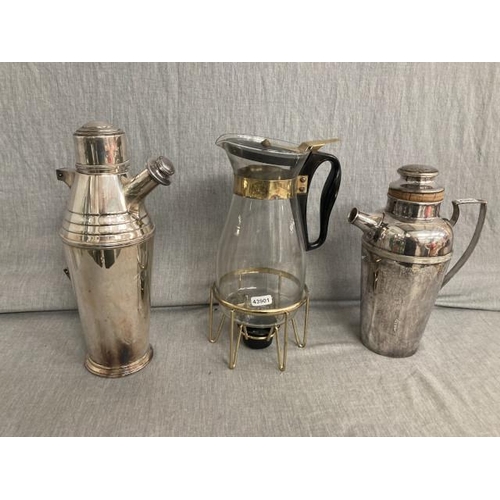 401 - Boxed Pyrex 8 cup instant coffee jug No.22 & 2 Art Deco silver plated cocktail shakers (One handle m... 