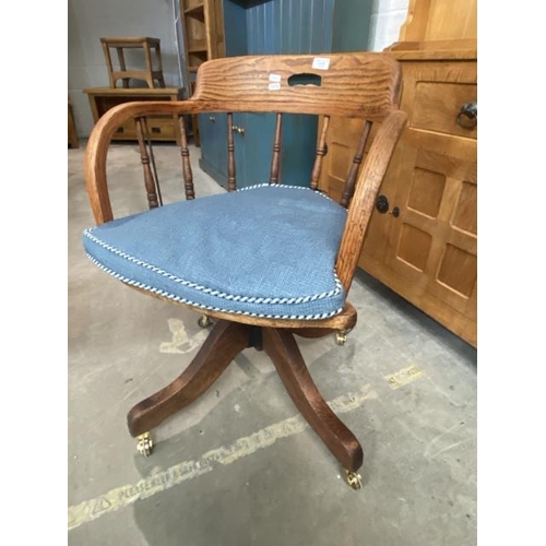 44 - Edwardian oak swivel office chair 55W