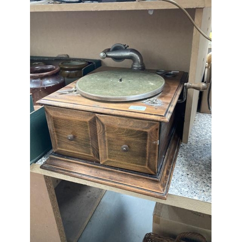 446 - Table top gramophone (Working order)