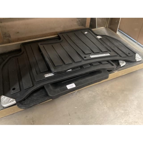 457 - Range Rover black rubber back & front car mats