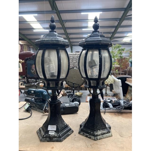 471 - Pair of exterior lights 59H