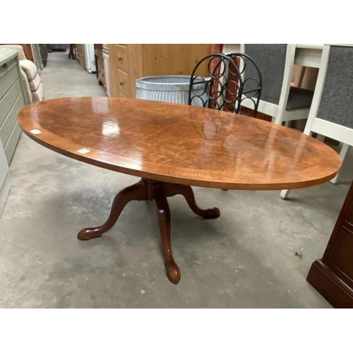 93 - Good quality walnut oval occasional table 48H 122W 71D