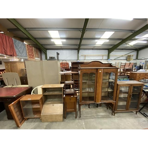 197 - Assorted furniture including an oak occasional table 68H 61W 30D, mahogany bedside table 73H 40-70W ... 