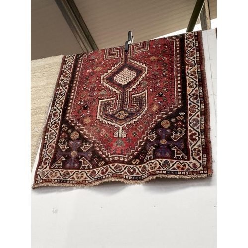 255 - Hand knotted Persian Shiraz rug 110 x 161cm