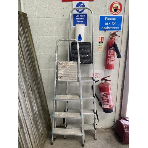 45 - 2 pairs of aluminium step ladders