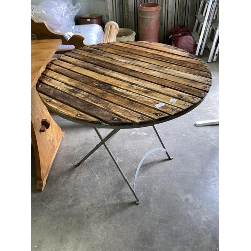 77 - Metal & wood circular garden table 75H 90cm diameter