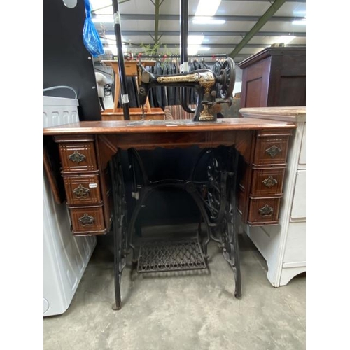 83 - Late 19th century Singer sewing machine (14000922) with treadle base table 74H 87-112W 41D