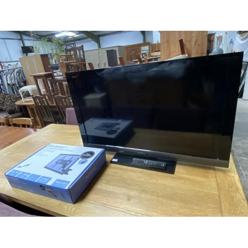 93 - Sony KDL-40EX403 TV with power lead, remote & Sandstrom TV mount