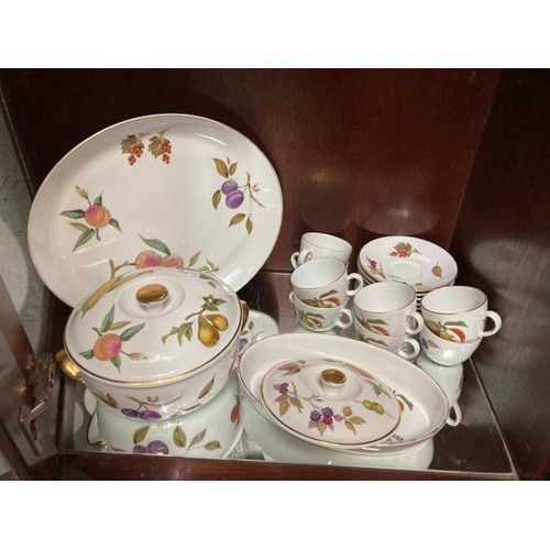 325 - 90 pieces of Royal Worcester 'Evesham' porcelain plus one additional tureen lid