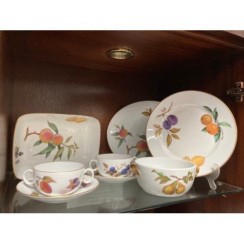 325 - 90 pieces of Royal Worcester 'Evesham' porcelain plus one additional tureen lid