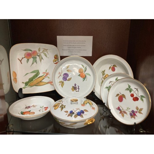 325 - 90 pieces of Royal Worcester 'Evesham' porcelain plus one additional tureen lid