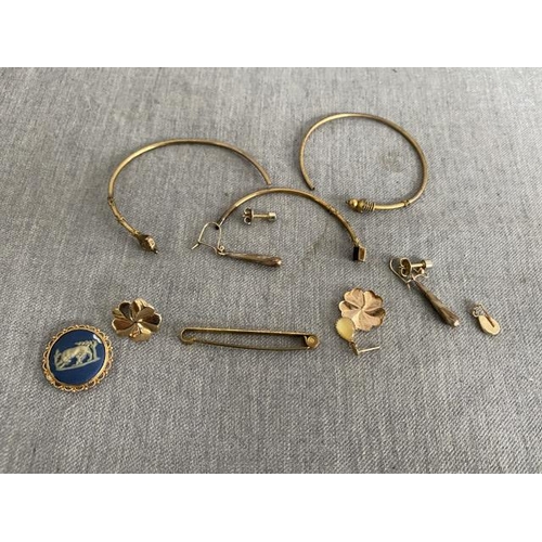 255 - Collection of gold & gilt jewellery inc. scrap, 9ct gold mounted Wedgwood brooch A/F, earrings, bar ... 