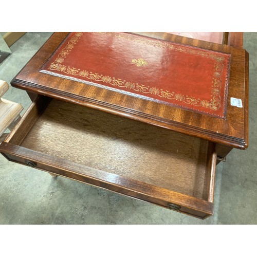 437 - A good quality mahogany leather top coffee table with 2 drawers and lift up glass top with one key 4... 