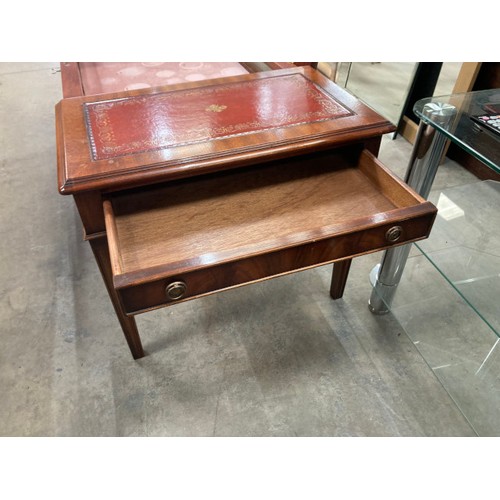 437 - A good quality mahogany leather top coffee table with 2 drawers and lift up glass top with one key 4... 