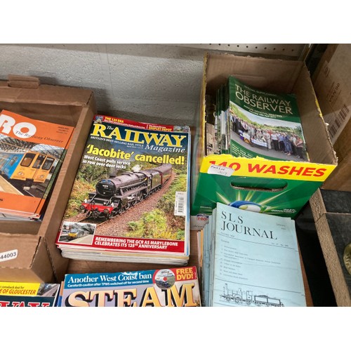 309 - Large collection of magazines & booklets all relating to locomotives inc. Railway Observers, Steam R... 