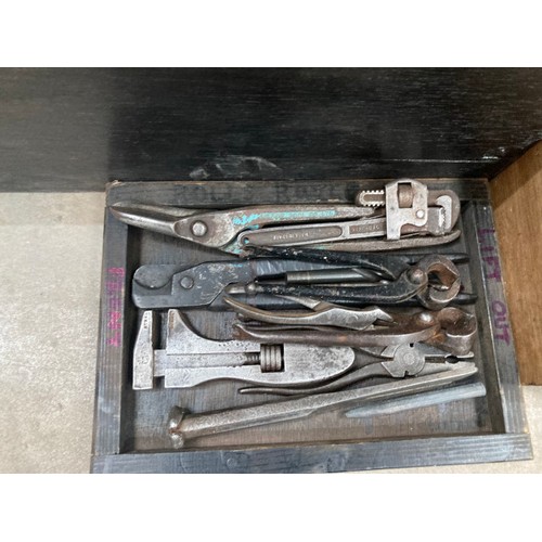 367 - Good joiners tool chest containing joiners tools inc. 2 Stanley planes No's. 4 & 5, two vintage oil ... 