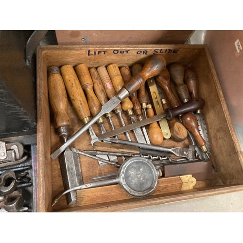 367 - Good joiners tool chest containing joiners tools inc. 2 Stanley planes No's. 4 & 5, two vintage oil ... 