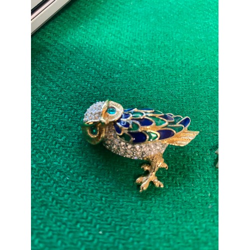 250 - Collection of jewellery inc. gilt & enamel owl brooch, diamante floral hair piece/ slide, pewter Cel... 