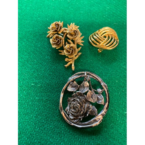 250 - Collection of jewellery inc. gilt & enamel owl brooch, diamante floral hair piece/ slide, pewter Cel... 