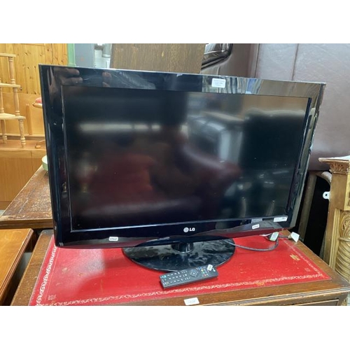 154 - LG 32LH2000 TV with power lead and remote