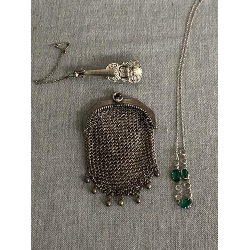 347 - Silver chainmail coin purse 31g, silver tone filigree violin brooch with safety chain & a vintage ne... 