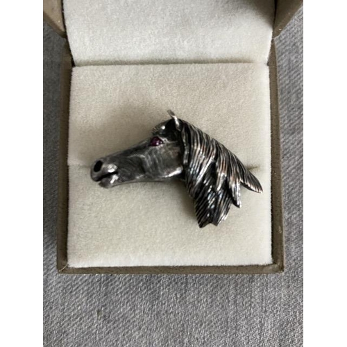 379 - 925 solid silver equine brooch