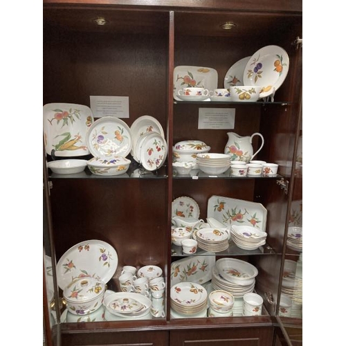 435 - 90 pieces of Royal Worcester 'Evesham' porcelain plus one additional tureen lid