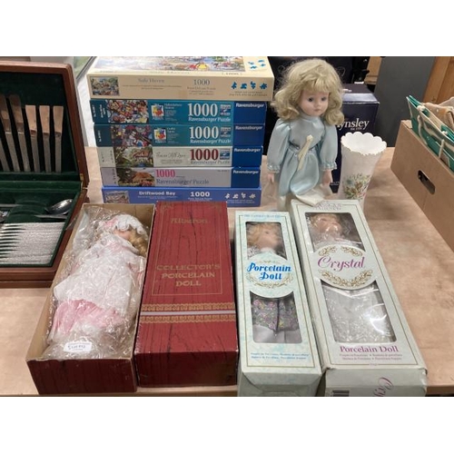 513 - 2 boxed Classic Collection porcelain dolls (one box as found), boxed Alberon porcelain doll and one ... 