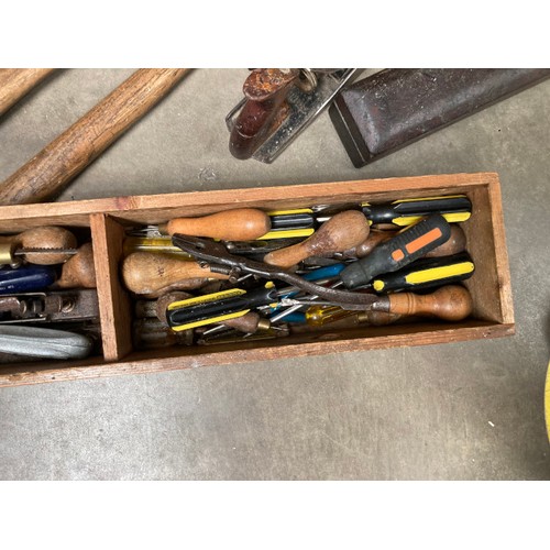 483 - Vintage wooden joiners tool chest & joiners tools inc. Sandvik No. 288, Stanley No. 4 plane, axe, co... 