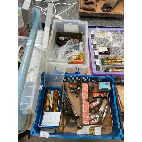 519 - Good selection of workshop tools and accessories including cased Ryobi DC500 detail carver with leaf... 