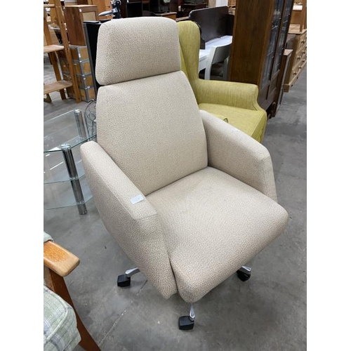 123 - Cream chenille manual recline swivel armchair 67W