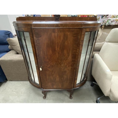 122 - Victorian mahogany display cabinet with one key 135H 120W 38D