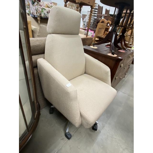 123 - Cream chenille manual recline swivel armchair 67W