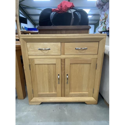 153 - Good quality oak two door/two drawer sideboard 88H 90W 40D