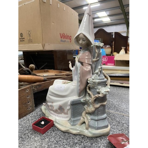 200 - Lladro 4928 'Medieval Lady' (damage to finger & bouquet) 37H