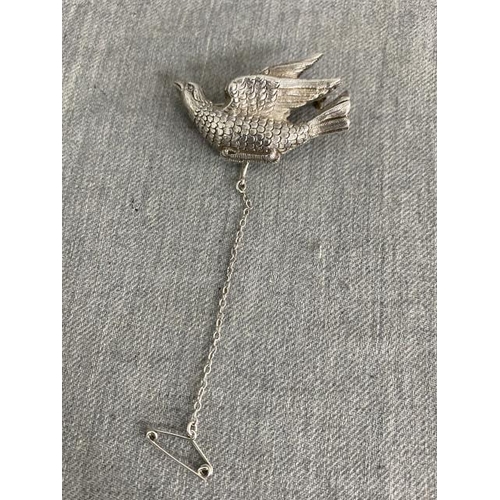 256 - Antique solid silver bird brooch with safety chain 15g (Tests as silver, not hallmarked)