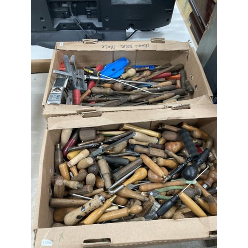 400 - 2 boxes of mainly vintage wooden tool handles and assorted workshop tools including screw drivers, c... 