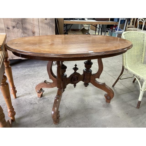 416 - Victorian mahogany Loo table 75H 125W 77D