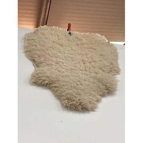 430 - Sheepskin rug 103 x 78cm