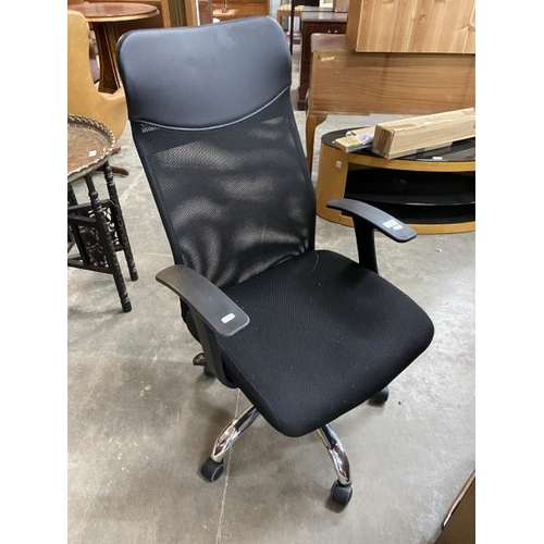 77 - Black swivel office chair